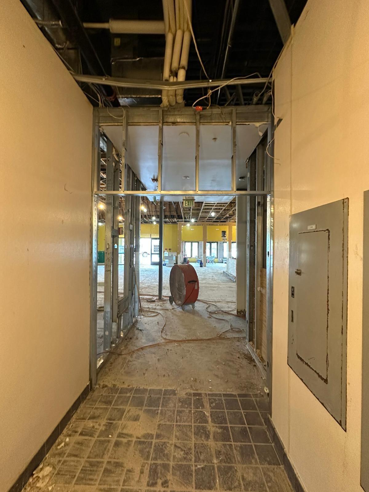 Adecuación comercial y EIFS, 12.000 pies cuadrados