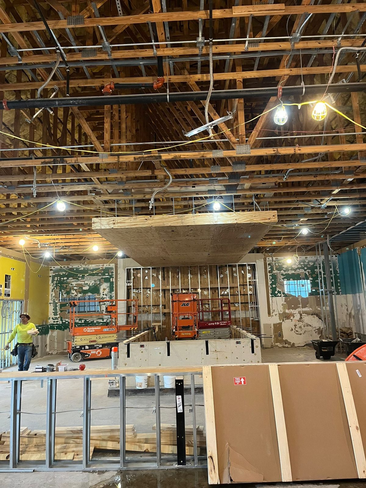 Adecuación comercial y EIFS, 12.000 pies cuadrados