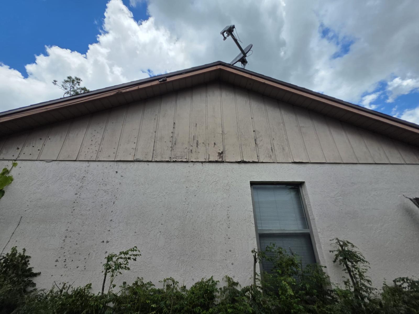 Repintado exterior, estuco y revestimiento de madera