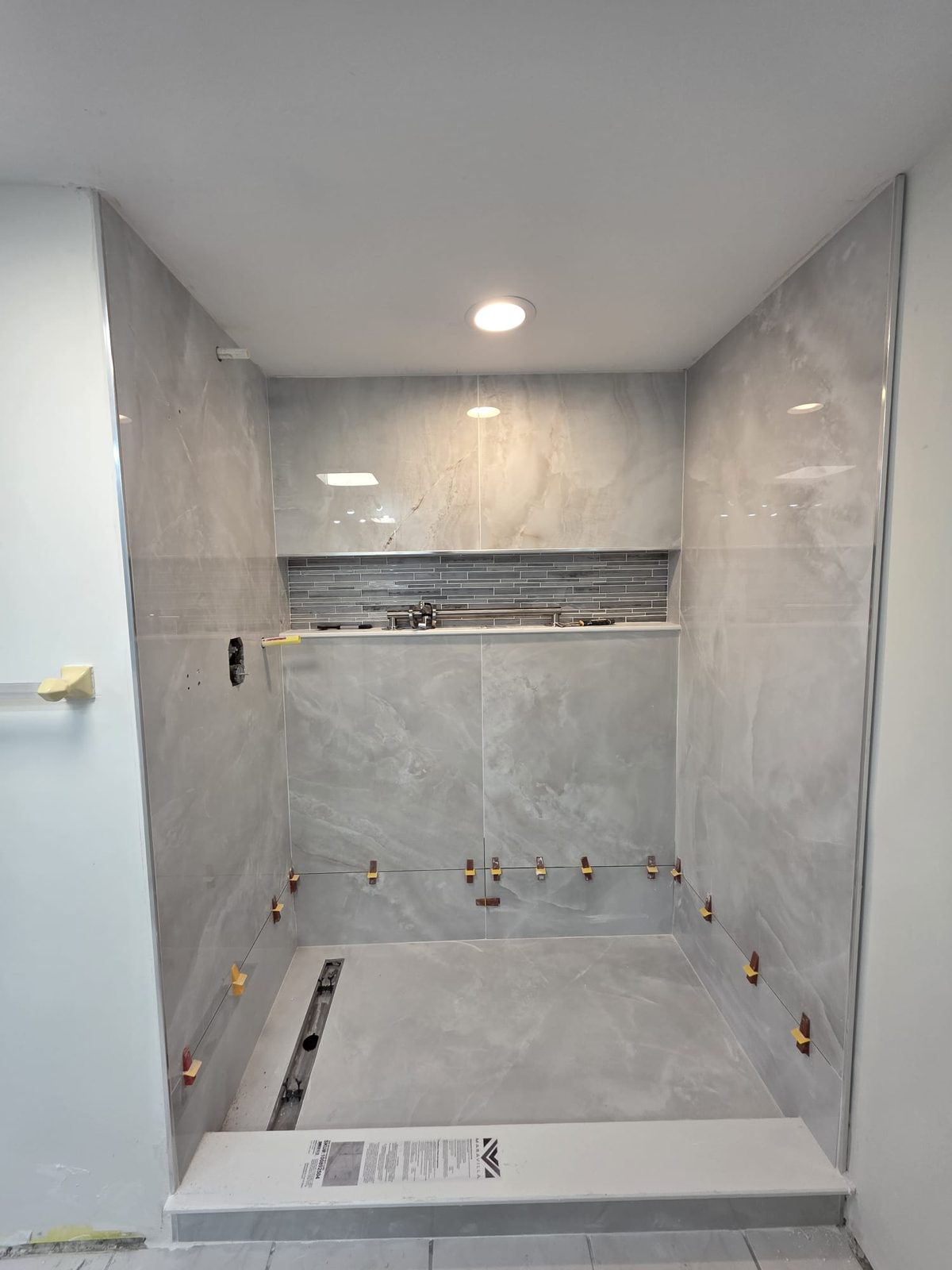 Piso de cerámica y reforma de baño en Clearwater