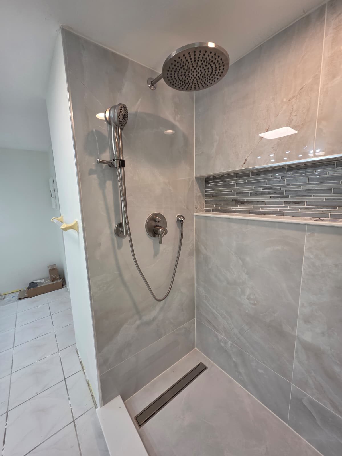 Piso de cerámica y reforma de baño en Clearwater